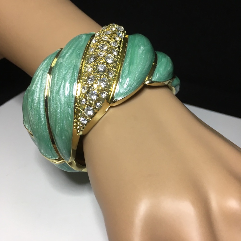 Jewelry - Picture 6 of 7